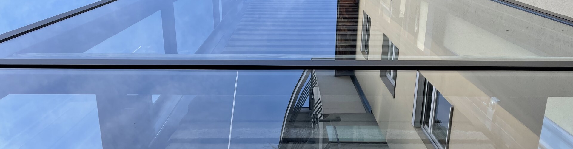 Glasschacht des Aufzugs am Wohnhaus Andreas-Hofer-Straße 24 in Innsbruck