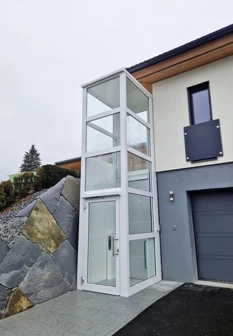 Ascendor DuraPorte Schachtaufzug an einer Hausfassade