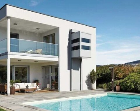 Ascendor QuattroPorte Außenlift an einem Wohnhaus mit Pool