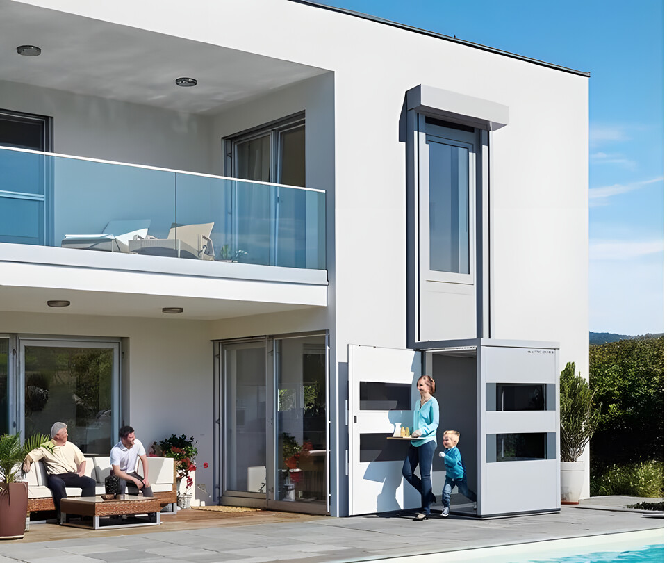 Homelift an der Terrasse eines Einfamilienhauses