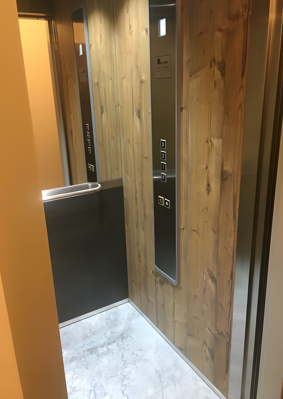 Bedientableau in Holzverkleidung