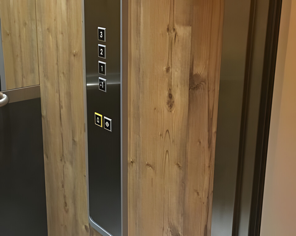 Bedienpanel in Holzverkleidung mit Etagentasten