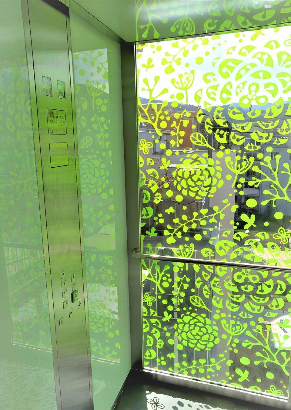 Aufzugskabine mit dekorativer Glasverkleidung