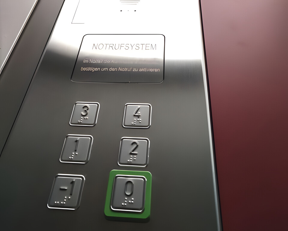 Bedientableau mit Notrufsystem und Brailleschrift
