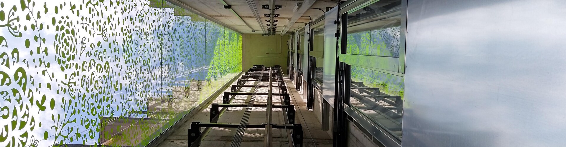 Blick in den Glasschacht des Aufzugs Wohnhaus Müllerstrasse 23 in Innsbruck