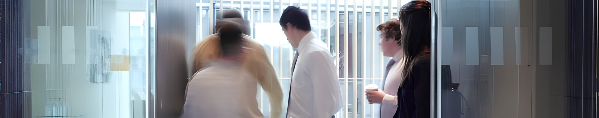 Aufzug in einem Bürogebäude mit Personen im Eingangsbereich