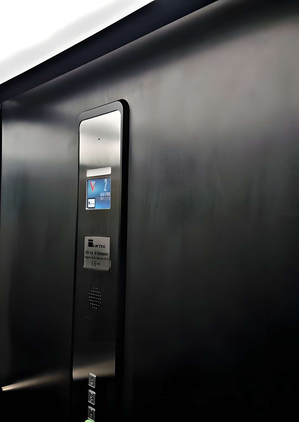 LIFTEC Bedienpanel in schwarzer Kabinenverkleidung