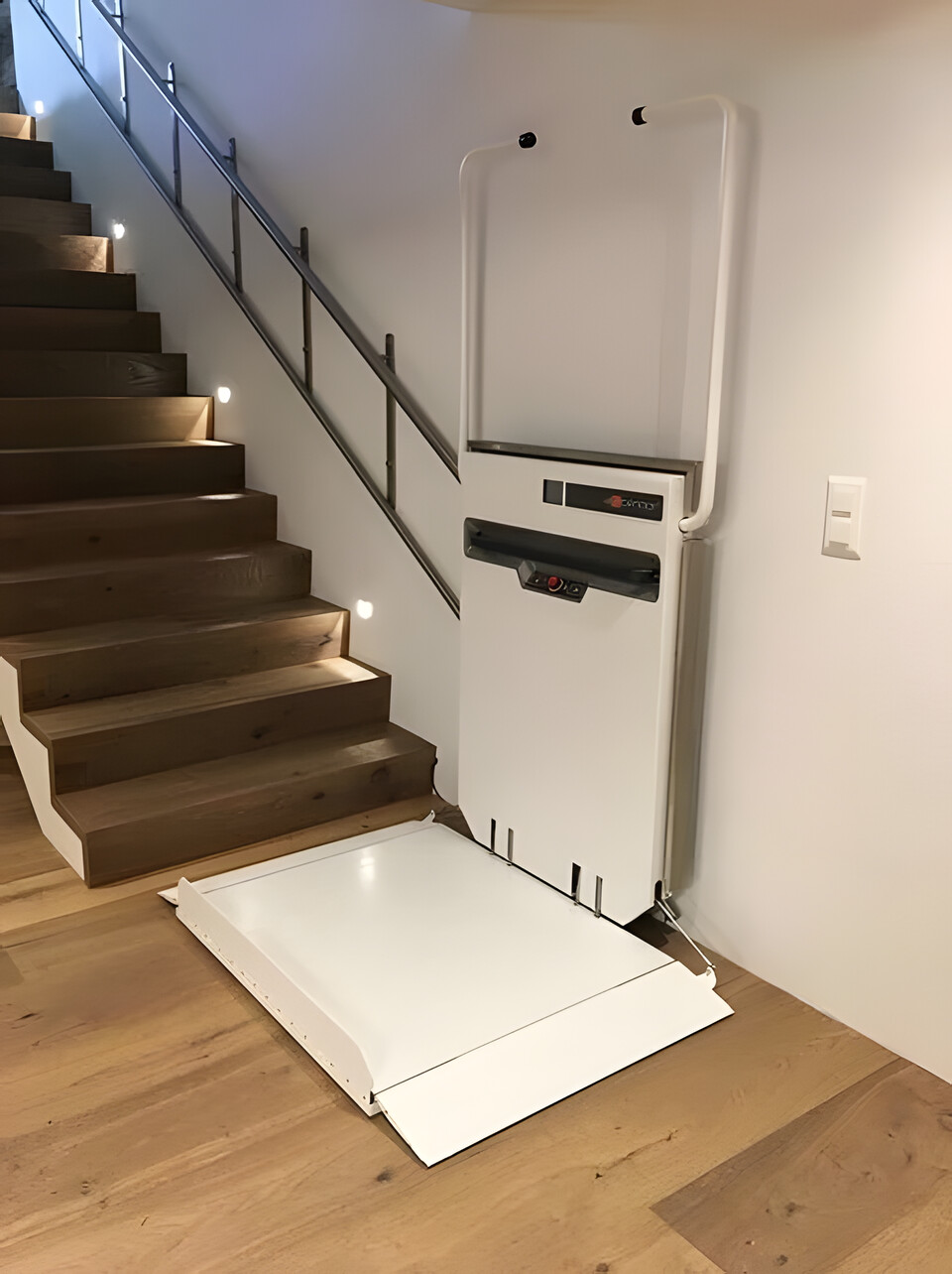 Treppenlift im Wohnhaus vor Holztreppe