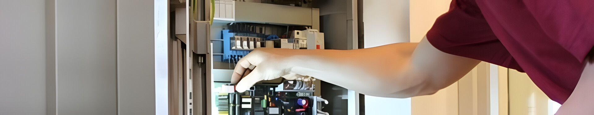 Techniker bei Wartungsarbeiten am Schaltschrank